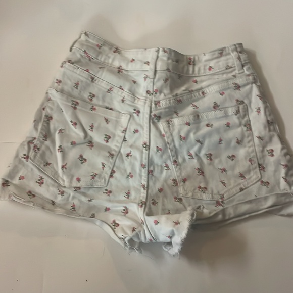 Cute white and floral shorts - Picture 2 of 2